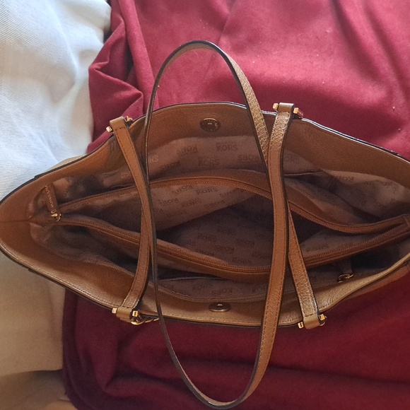 🎆Michael Kors Tan Soft Pebble Leather with Beautiful Gold Hardware - Picture 12 of 13